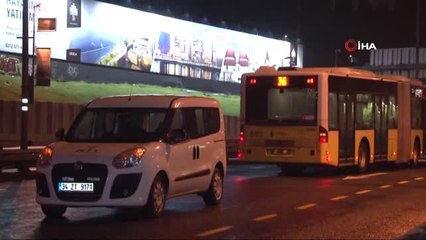 Video herunterladen: Metrobüs Yoluna Giren Şahsa Metrobüs Çarptı: 1 Yaralı