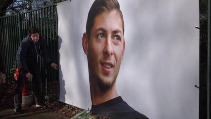 Download Video: Disparition d'Emiliano Sala - Un portrait de Sala sur un mur de la Jonelière