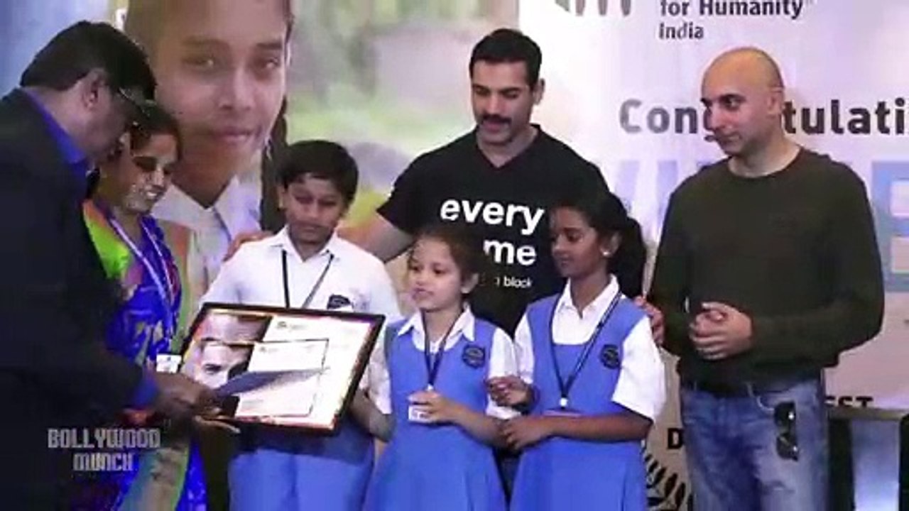 John Abraham Felicitate Youth For Supporting Housing & Swachh Bharat Abhiyan
