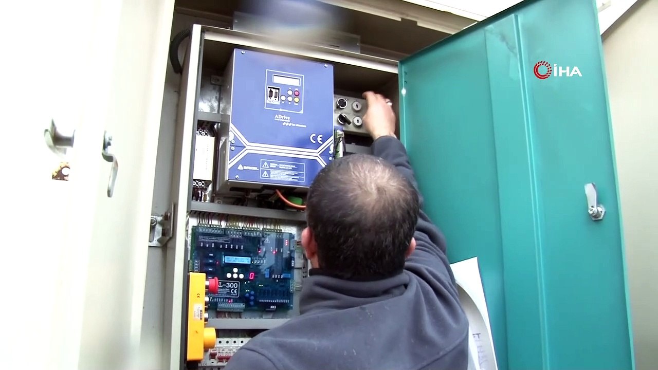 3 genç mahsur kaldıkları asansörde yarım saat kurtarılmayı bekledi