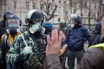 Gilets jaunes : 5 questions sur les caméras-piétons des policiers