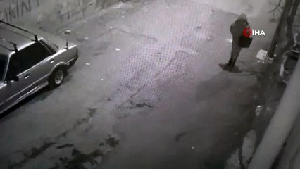 Genç kız evinin önünde kapkaça uğradı... O anlar saniye saniye görüntülendi