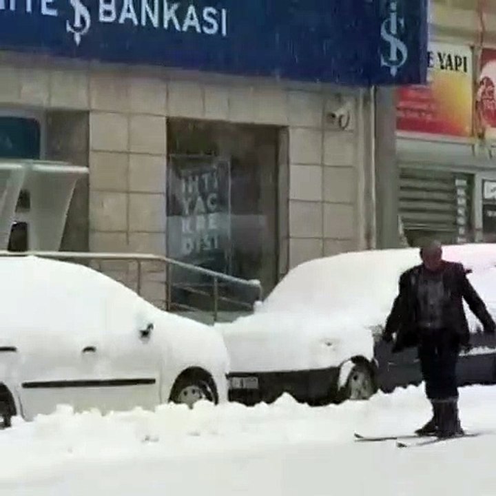 Karda sörf yapan hacı amca