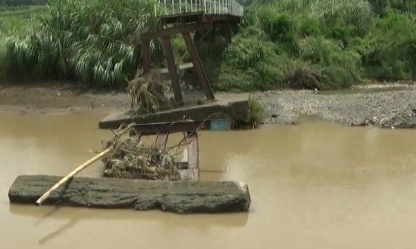 Jembatan Ambruk, Warga Nekat Seberangi Sungai