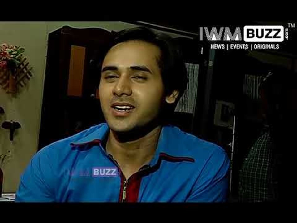 Sameer shows wedding card to Naina in Yeh Unn Dinno Ki Baat Hai