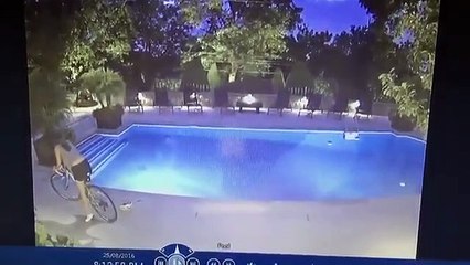 Elle chute en vélo dans la piscine