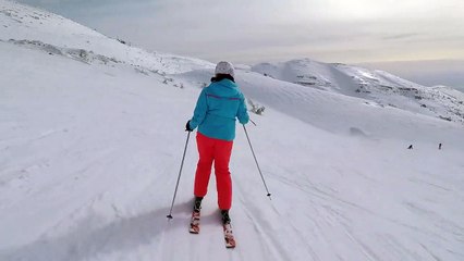 Des skieurs regardent la défense anti aérienne du dôme de Fer (Israël)