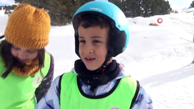 Öğrenciler tatillerini kayak öğrenerek geçiriyor