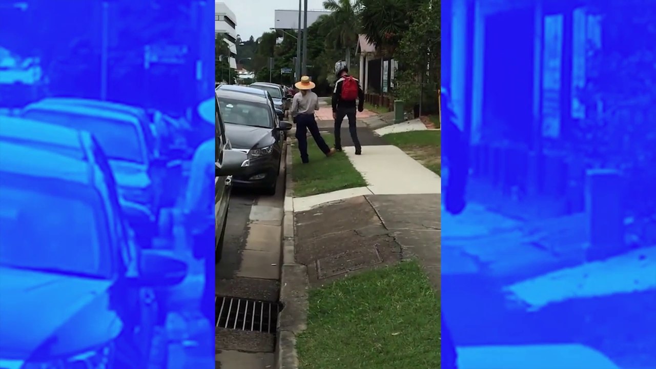 Grande classe : Regardez comment ce motard va sauver cette femme