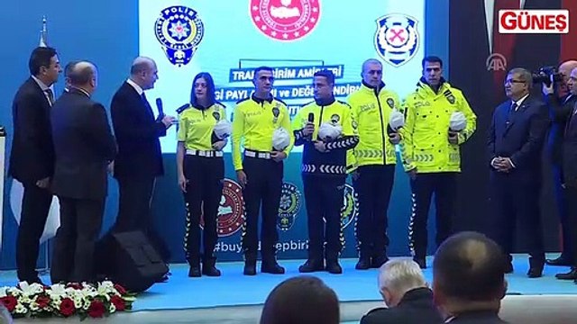 İçişleri Bakanı Süleyman Soylu trafik polislerinin yeni kıyafetini giydi