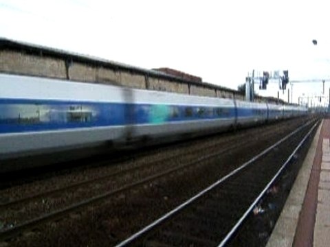 Passage d'un TGV a St Denis