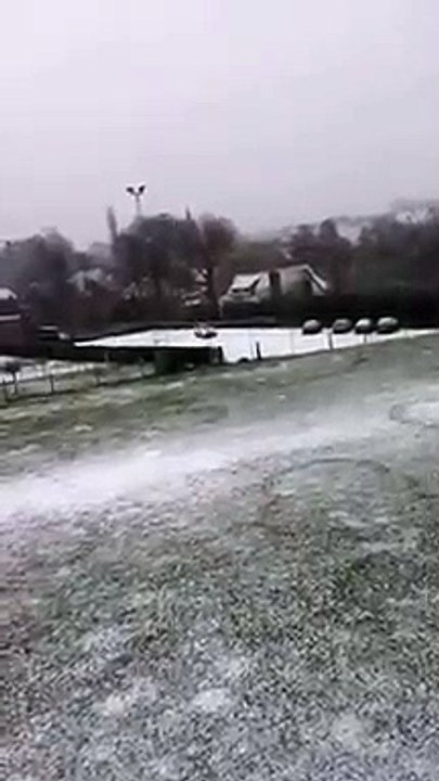 La police belge profite de la neige pour faire des dérapages sur un parking