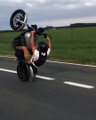 Ce motard en short va vite regretter sa sortie