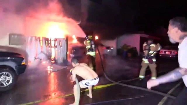 Un idiot veut aider les pompiers à éteindre un incendie et fait n'importe quoi