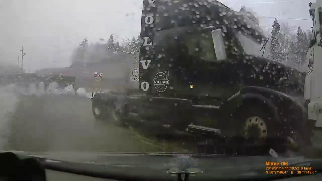 Ce camion bloqué sur un passage à niveau se fait détruire au passage du train