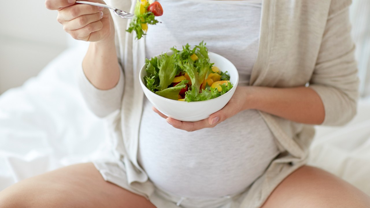 Ernährung in der Schwangerschaft: Diese Vitamine brauchst du