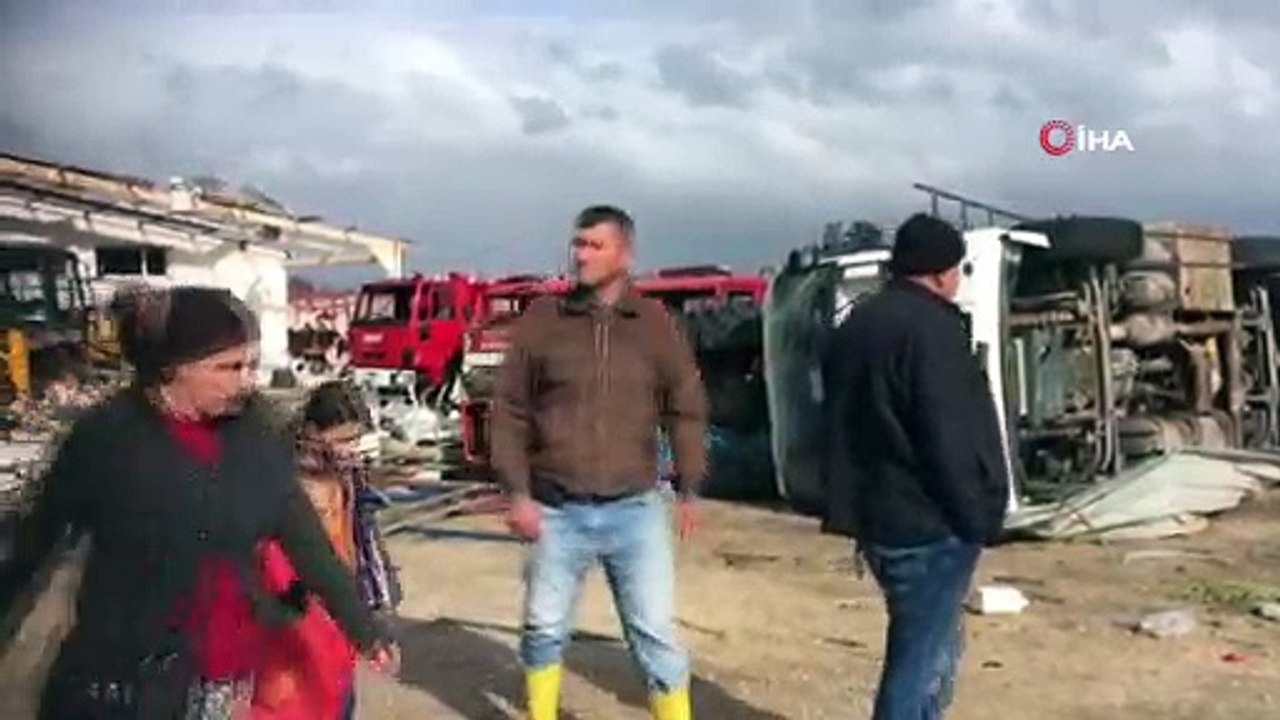 Kumluca ve Finike'de çıkan hortum seralara zarar verdi