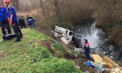 Otomobil dereye uçtu: 3 ölü, 2 yaralı