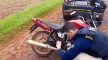 PRF apreende cocaína escondida em moto