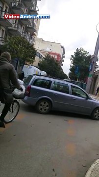 Andria, incidente all'incrocio semaforico: l'auto resta al centro dell'incrocio durante l'ora di punta