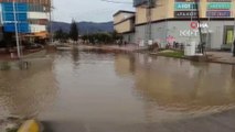 Menemen’i sel vurdu...Caddeler göle döndü, araçlar yolda kaldı