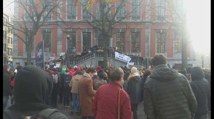 Liège: les étudiants manifestent pour le climat devant l'hôtel de Ville