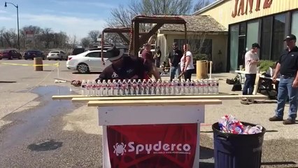 Avec un couteau, il coupe 28 bouteilles d'eau !