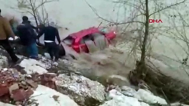 Antalya Kemer'de Kaybolan Kızın Kurtarmaya Çalıştı, Sel Sularında Sürüklendi