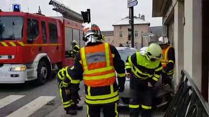 Pont-à-Mousson : la voiture rate son virage et s'échoue sur un trottoir