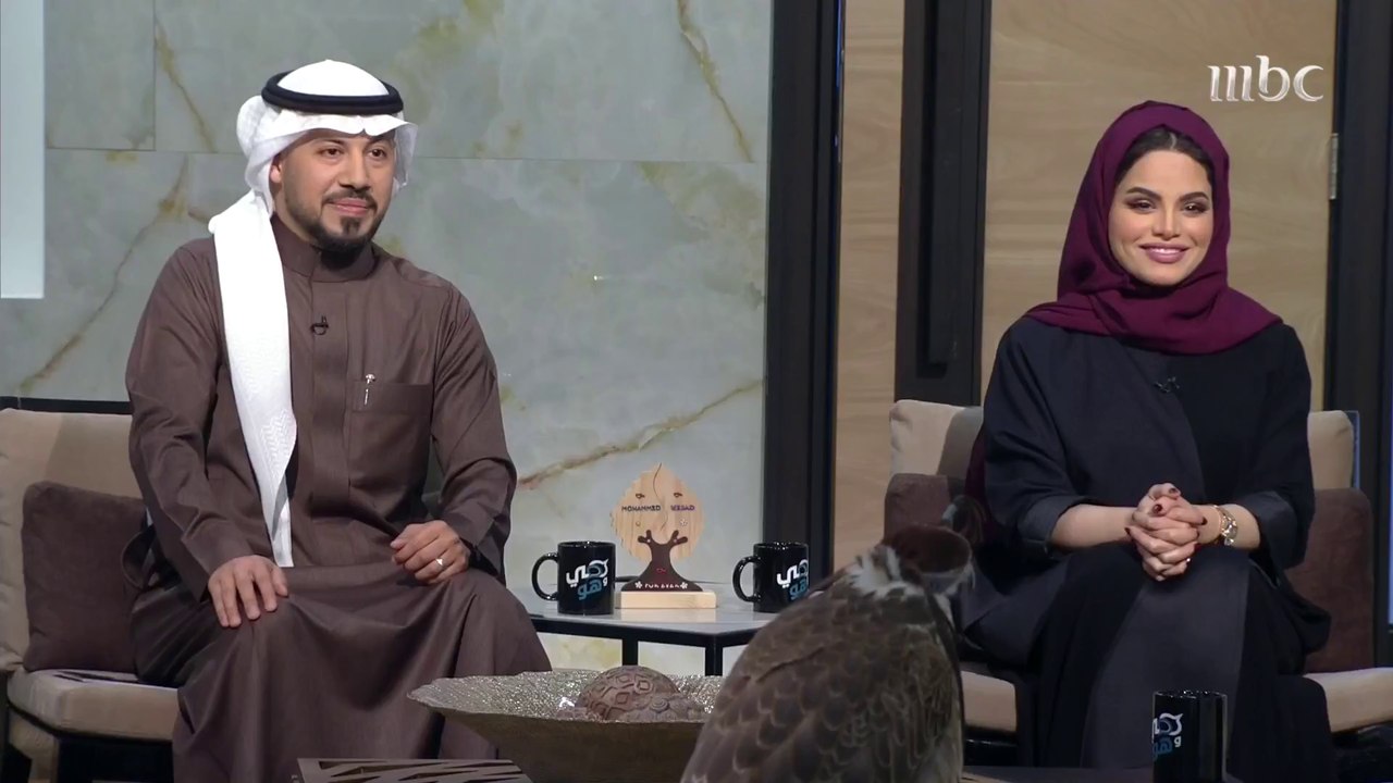الصقر محمد الحارثي يتعامل مع الصقر