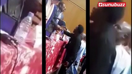La poignée de main entre Youssou Ndour et Wally Seck qui fait le buzz - sunubuzz