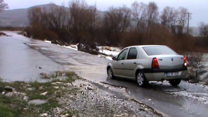 Su altındaki köprüden tehlikeli geçiş - BALIKESİR