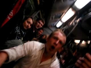 dans le bus, la fete continue