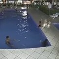 Yetişkin havuzuna giren çocuk boğulmaktan son anda kurtarıldı