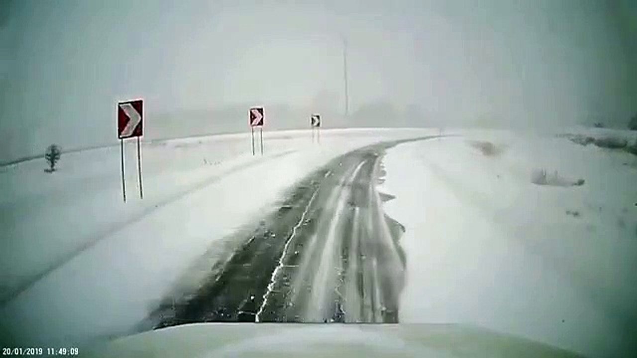 Pas beaucoup de visibilité à cause de la neige, ce camion canadien roule beaucoup trop vite