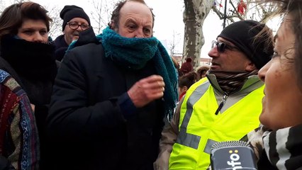 Échange tendu entre une électrice LREM et des "gilets jaunes"