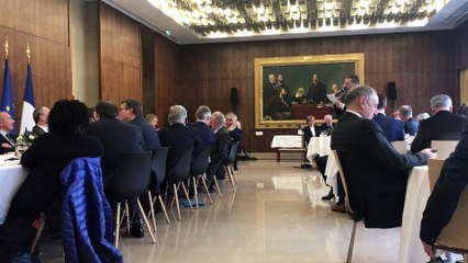 "Grand débat national" : un maire s'adresse à Emmanuel Macron en chantant