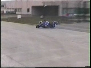 Chute moto / Stunt français... aïe le genou !!!