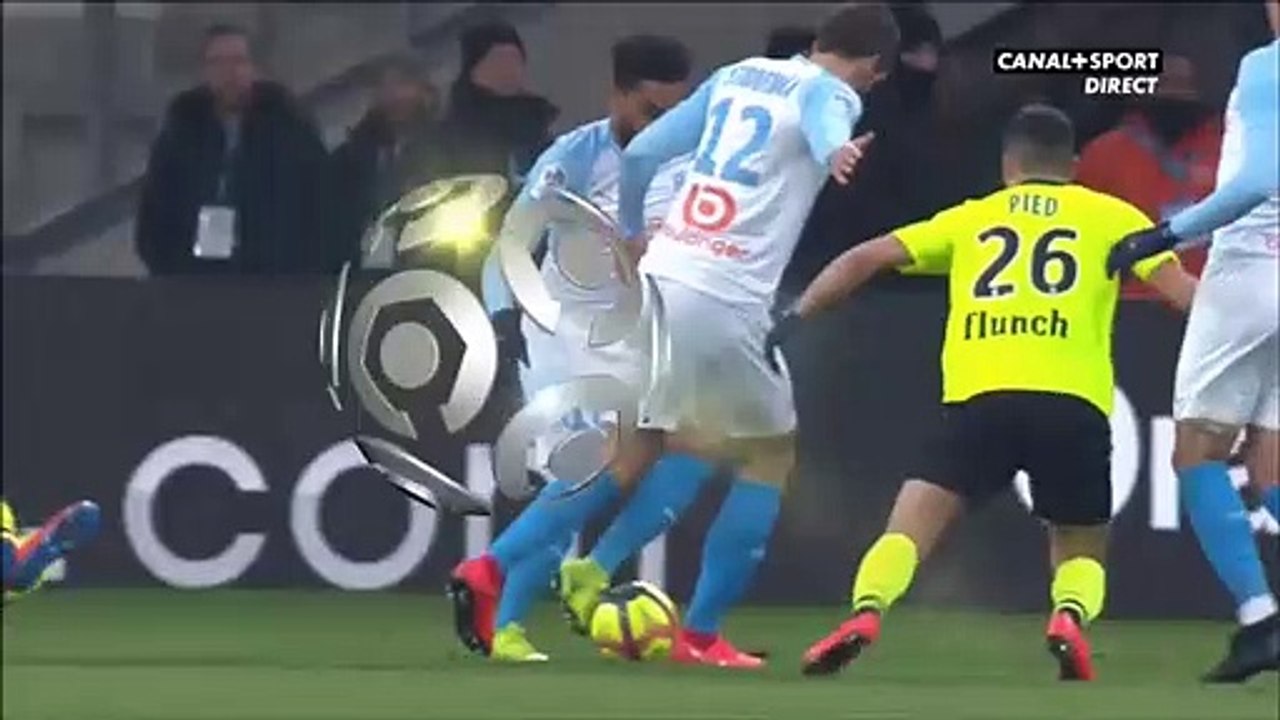 A firecracker exploded next to the players during Marseille-Lille!