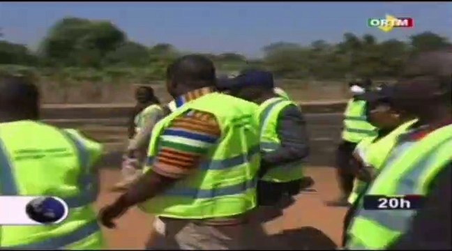 ORTM - Visite de la Ministre des infrastructures sur le chantier de la route de Kangaba-Djoulafondo
