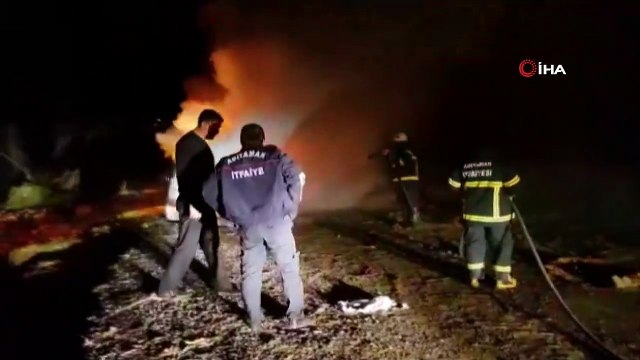 Park halindeki otomobil alev alev yandı
