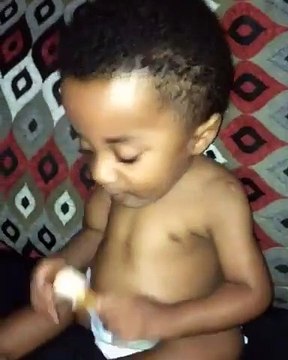 Ce bébé adore manger KFC !