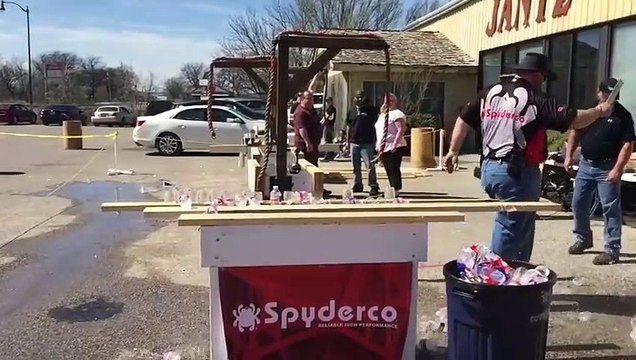 Il découpe 20 bouteilles d'un coup avec un couteau !