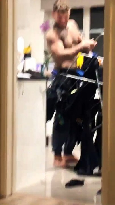 Ce mec ne sait pas installer l'étendoir du linge ! Sous les rires de sa femme