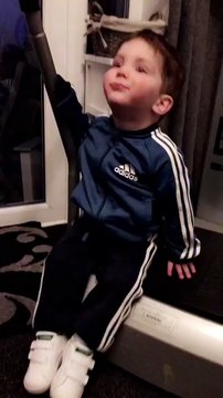 La tête de ce gamin sous les vibrations d'un power plate de muscu !