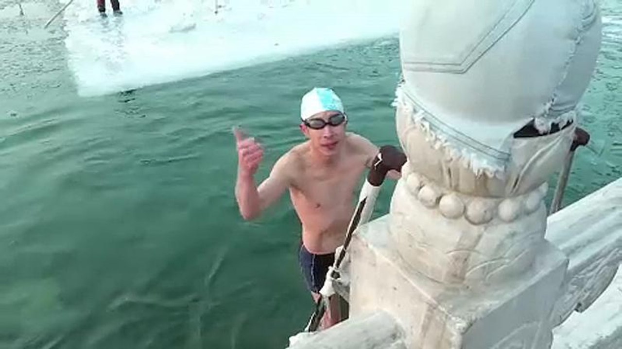Des Pékinois se baignent dans un lac gelé