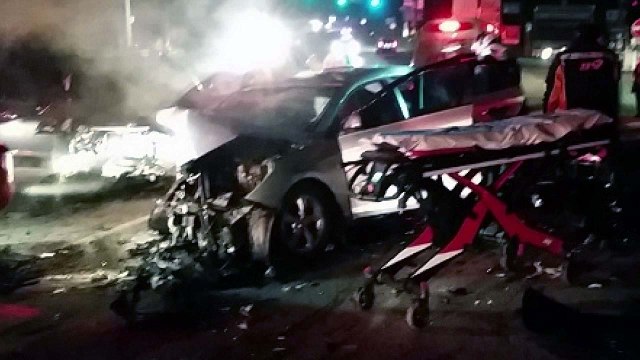 삼척서 택시·승합차 충돌...3명 사망·6명 부상 / YTN