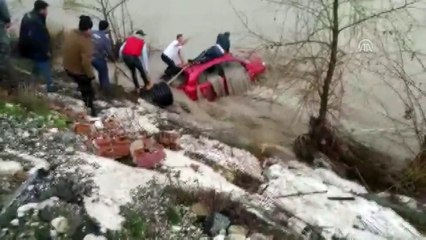 Aracın içini kontrol etmek isterken sel sularına kapıldı - ANTALYA