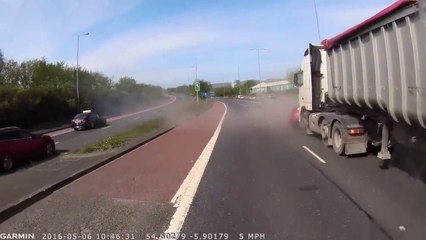 Ce camion ne s'est pas rendu compte qu'il a embarqué une voiture sur son chemin