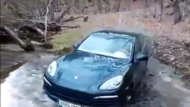 La mauvaise idée du jour : traverser une riviere avec son Porsche Cayenne